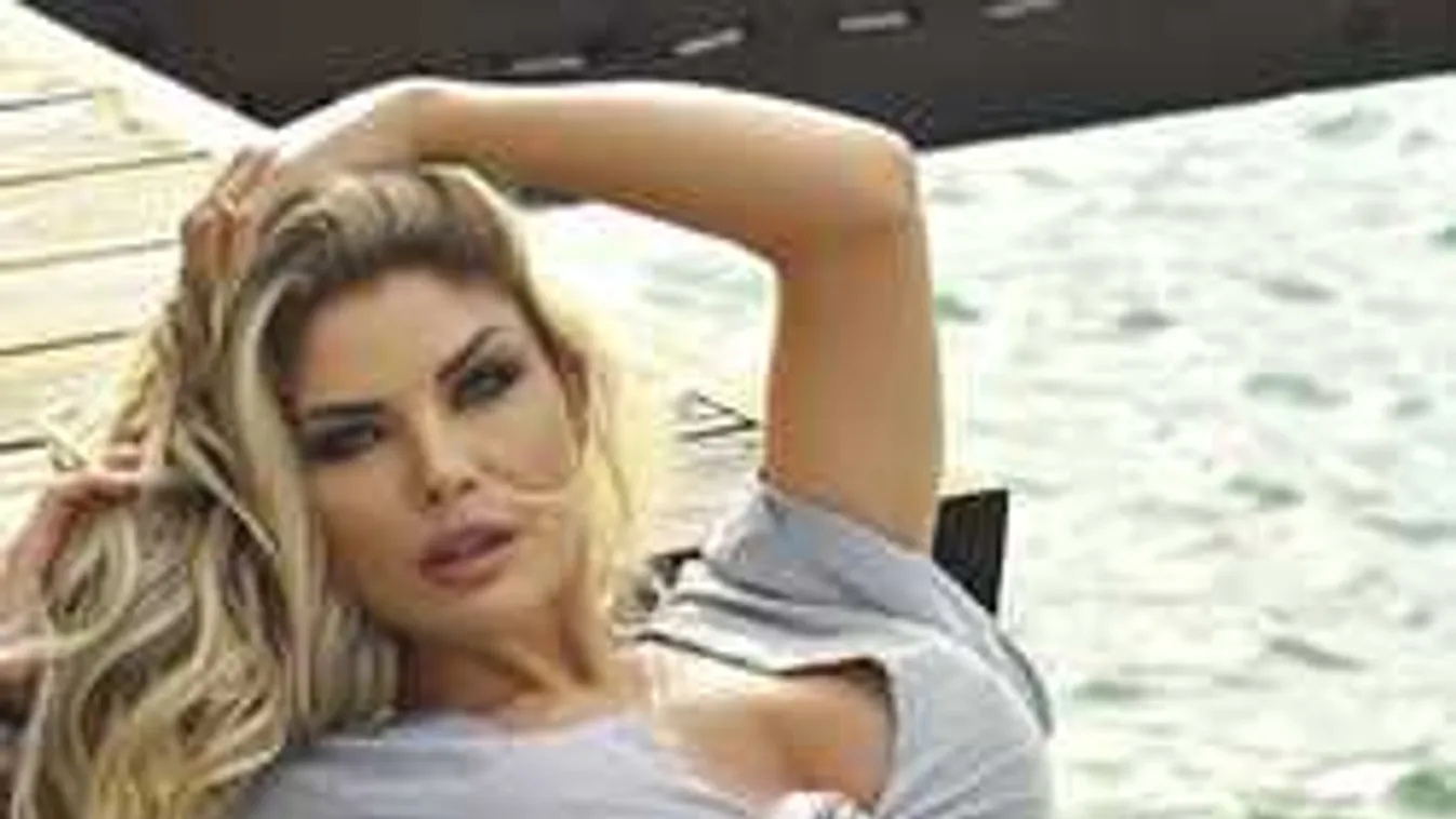 Forró képek, meztelenül fekszik a kádban a nagymellű modell