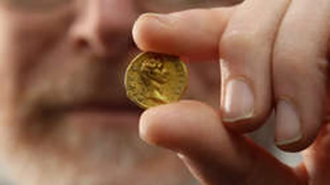 Kétezer éves aranypénzre bukkant a mázlista kiránduló