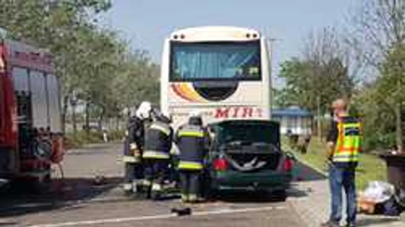 Döbbenet, 110-el hajtott bele a parkoló buszba a pihenőhelyen