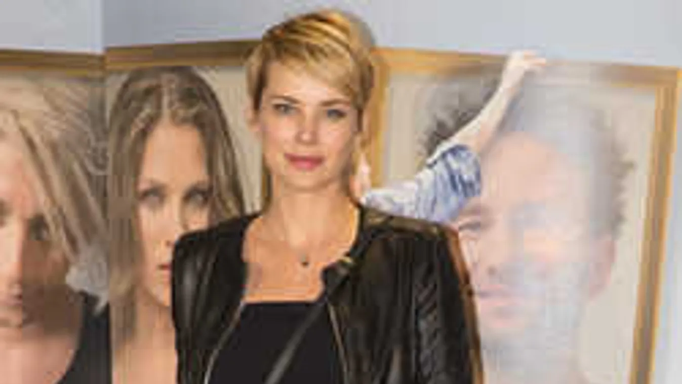 Alig látni a Balatont Osvárt Andrea formás mellétől