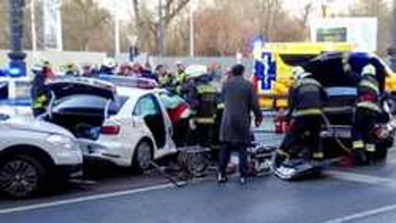 Elképesztő fotók: tömegbaleset Budapesten, rendőrautót is összetörtek