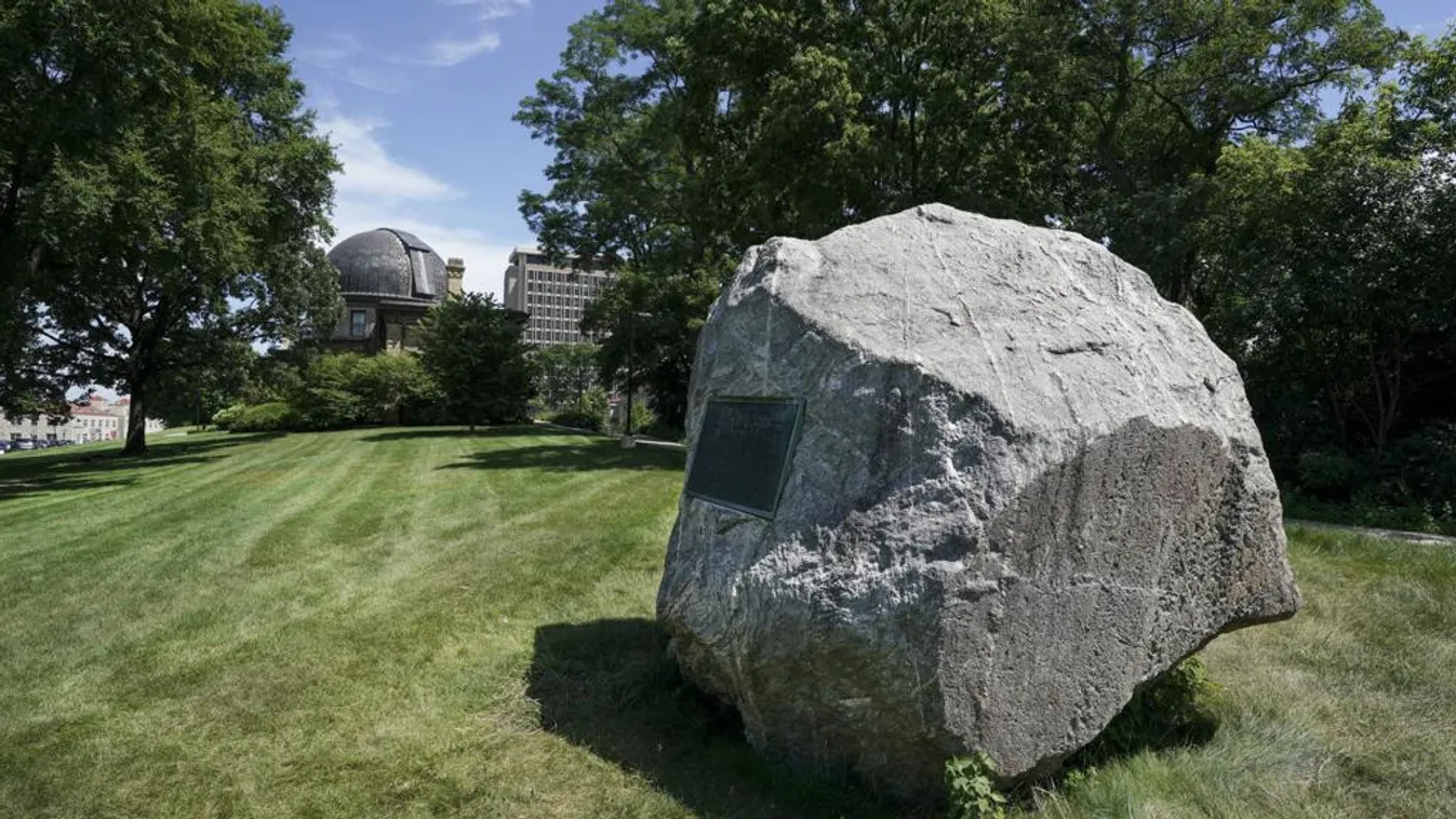 Nem vicc: Amerikában épp egy sziklát vádolnak rasszizmussal