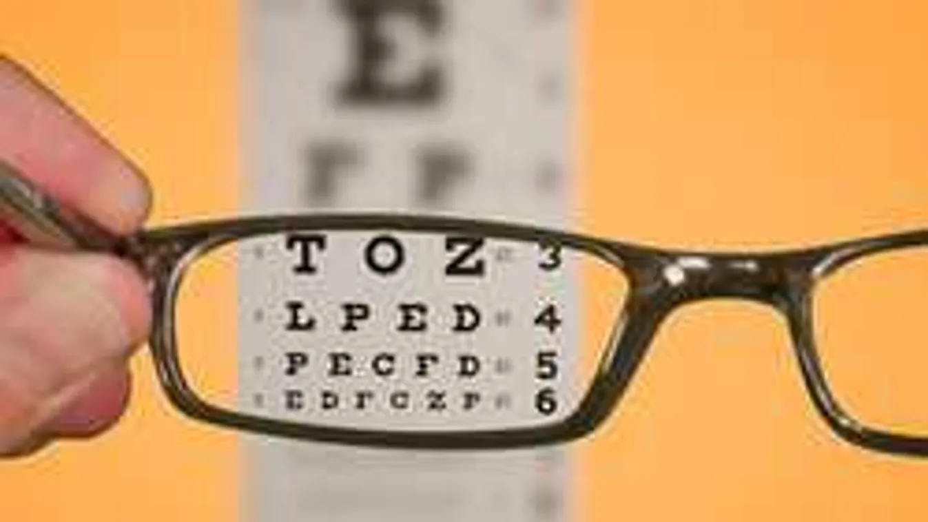 Tönkreteszi a látást a mobil: Veszélyben a gyerekek!