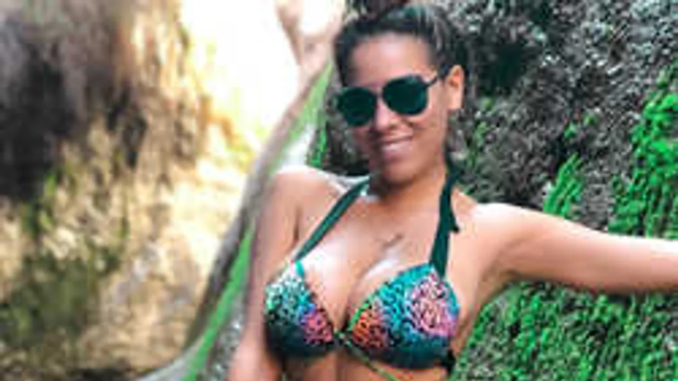 Izgató fotó, megvillantotta mellbimbóit a gigantikus keblű tévés