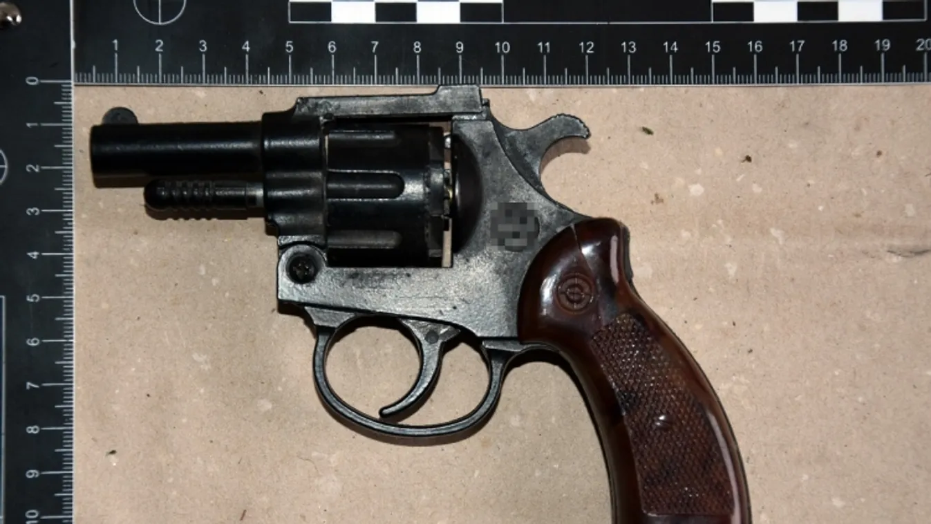 Fegyvert fogott a taxisra a 16 éves kecskeméti fiú