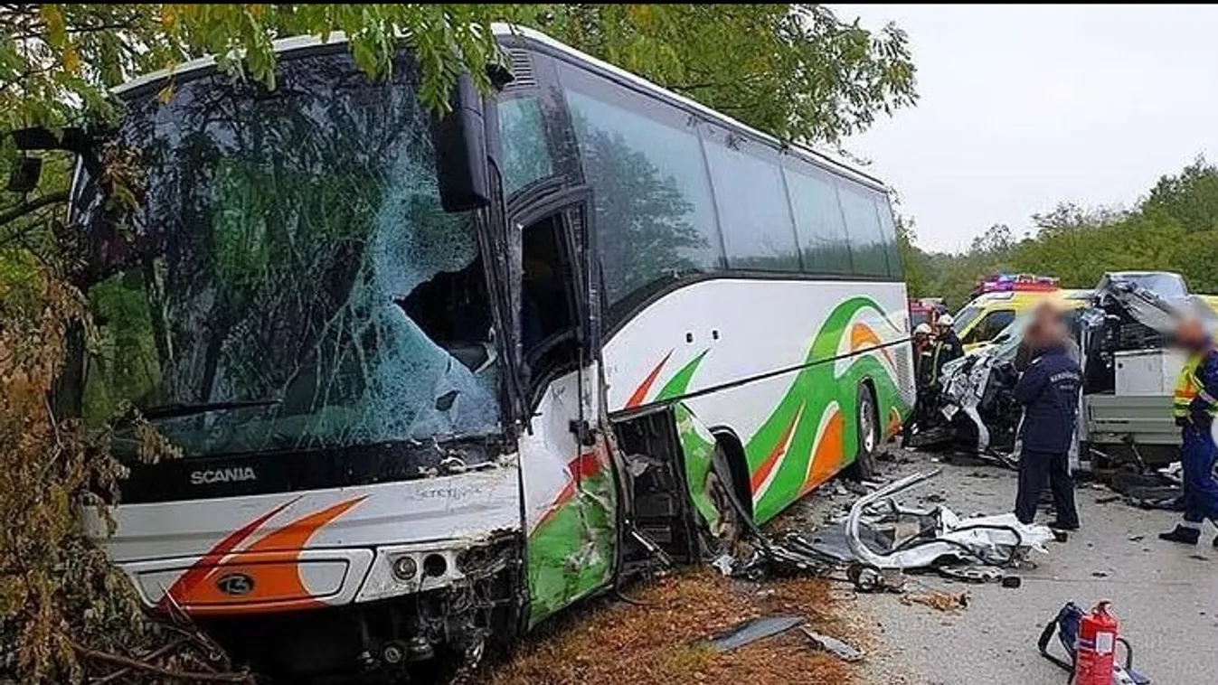 Drámai pillanatok: gyerekeket szállító busz karambolozott, sok a sérült – Fotók