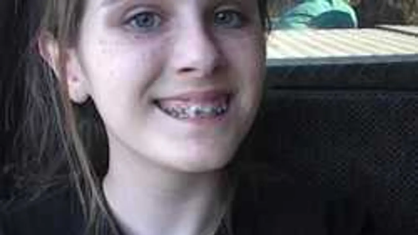 Lőtt egy szelfit a lány, a háttérben szörnyű dolgot vett észre!