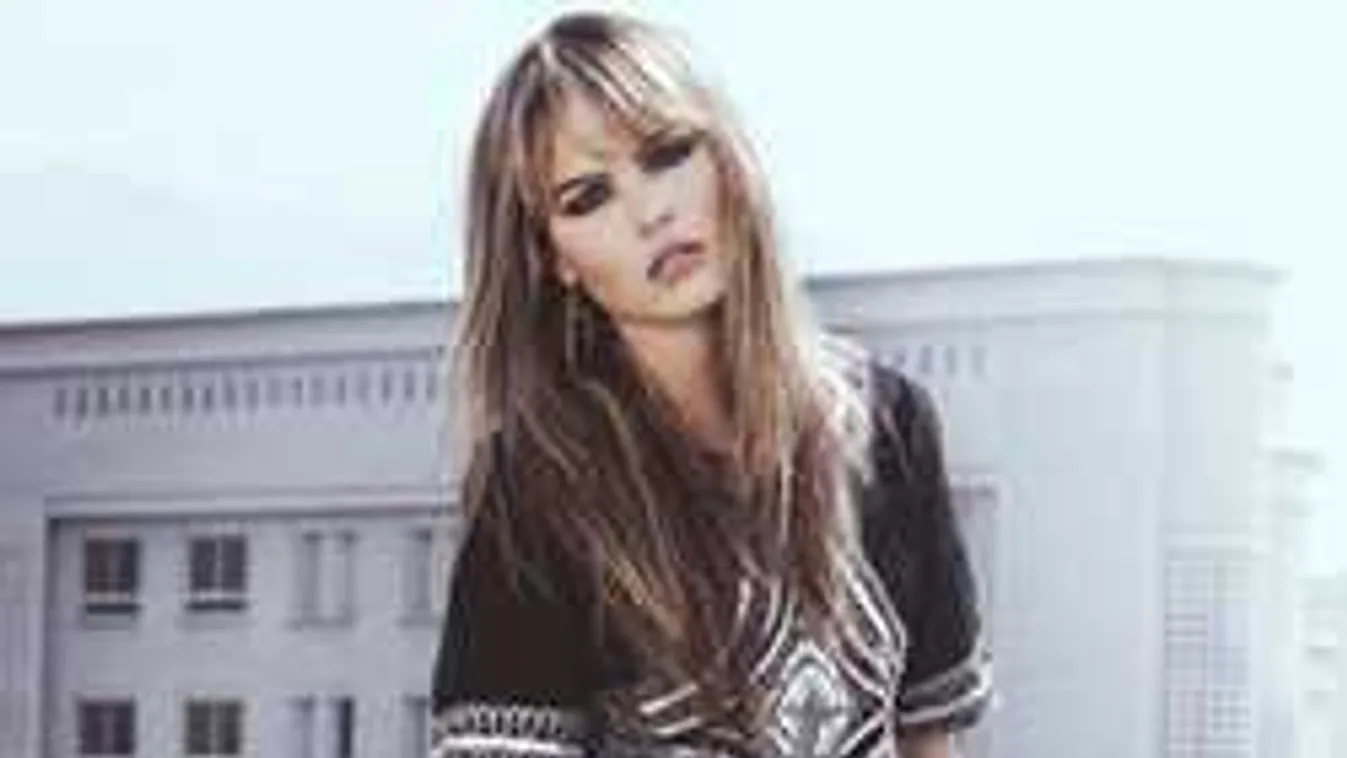 Ledobta a bugyit, mindenét megmutatja a dögös bemondónő