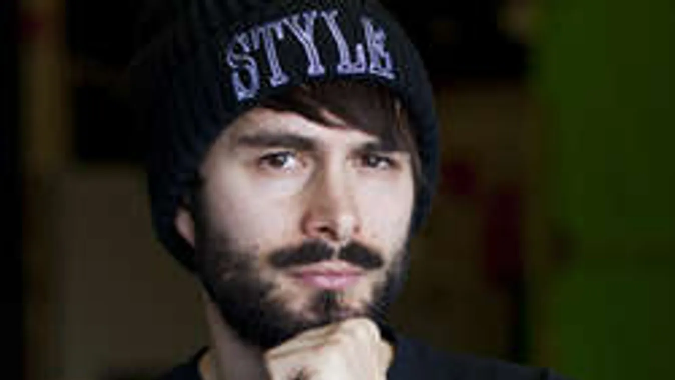 Egyre jobb pasi lesz a magyar énekes, kockahasat villantott