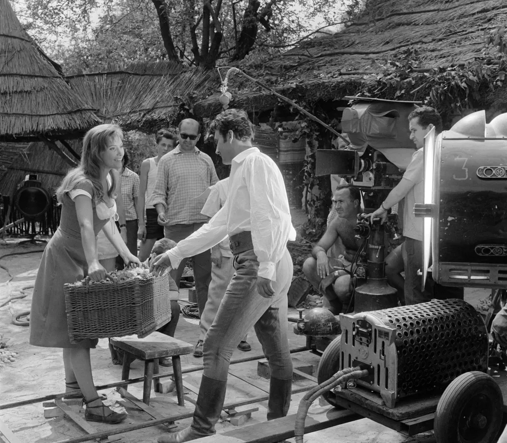 Magyarország, 1962. augusztus 1. Pécsi Ildikó Tímea és Csorba András - a marosvásárhelyi magyar színtársulat tagja -Tímár Mihály (b-j) Jókai Mór Az aranyember címû regényébõl készülõ szélesvásznú színes filmnek, a Senki-szigeti egyik jelenetének forgatásán, a Duna-kanyar egyik kis szigetén. A forgatókönyvet írta és a filmet rendezi Gertler Viktor, az operatõr Forgács Ottó. A felvétel készítésének pontos helye ismeretlen. MTI Fotó: Bojár Sándor