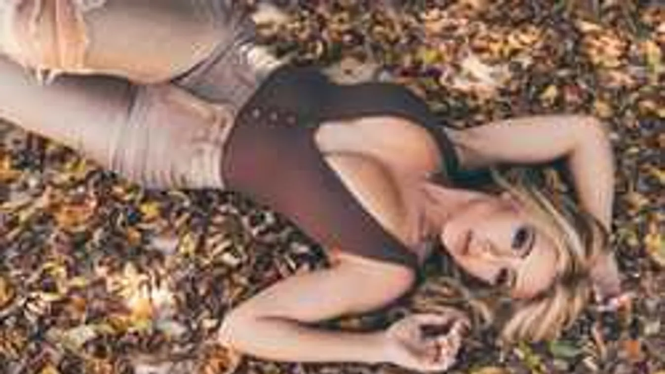 Óriási melleit képtelen takarni a harcias bombázó