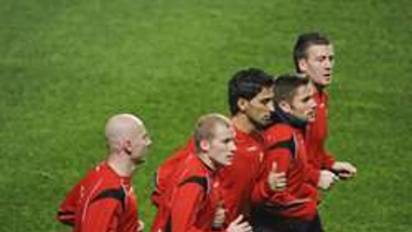 Megőrült a tulaj, kerítést betonozott a futballpálya közepére!