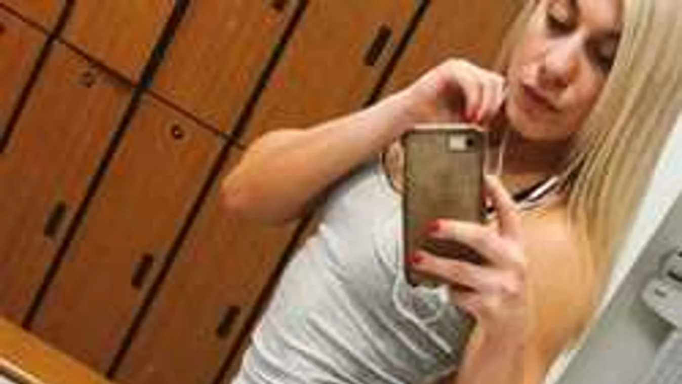 Az ablakában meztelenkedett a gyönyörű fitneszmodell a járókelők legnagyobb örömére