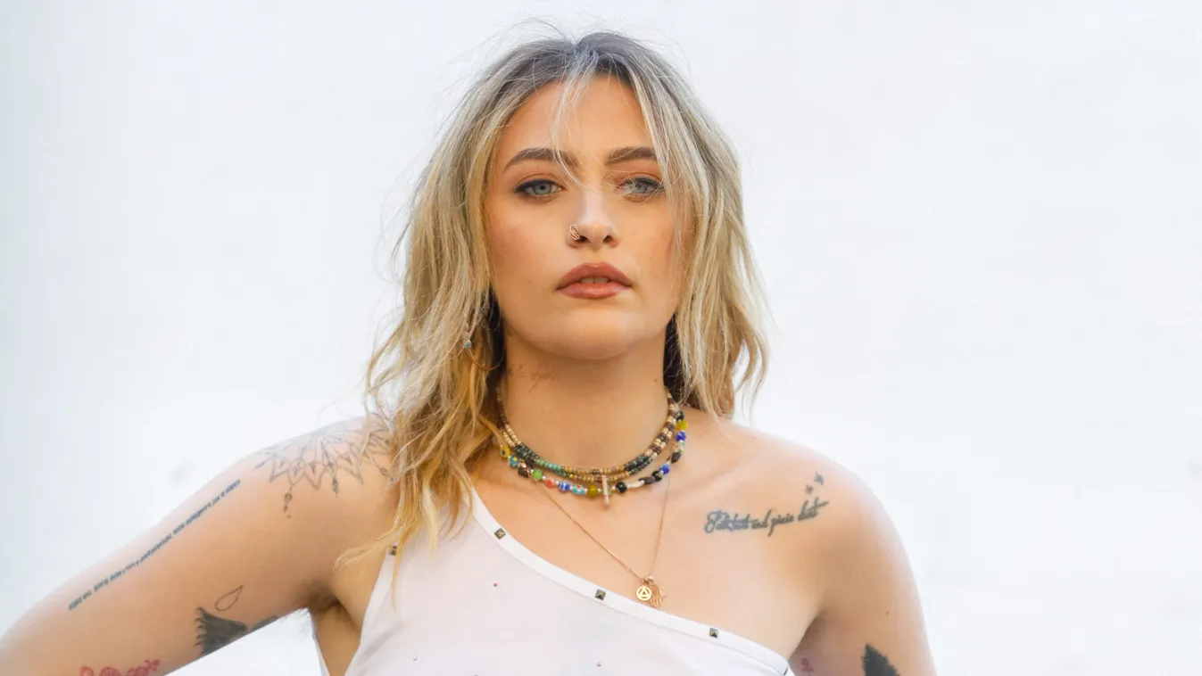 Arrivées au défilé de mode printemps-été 2022 "Stella McCartney" à l'Espace Niemeyer à Paris