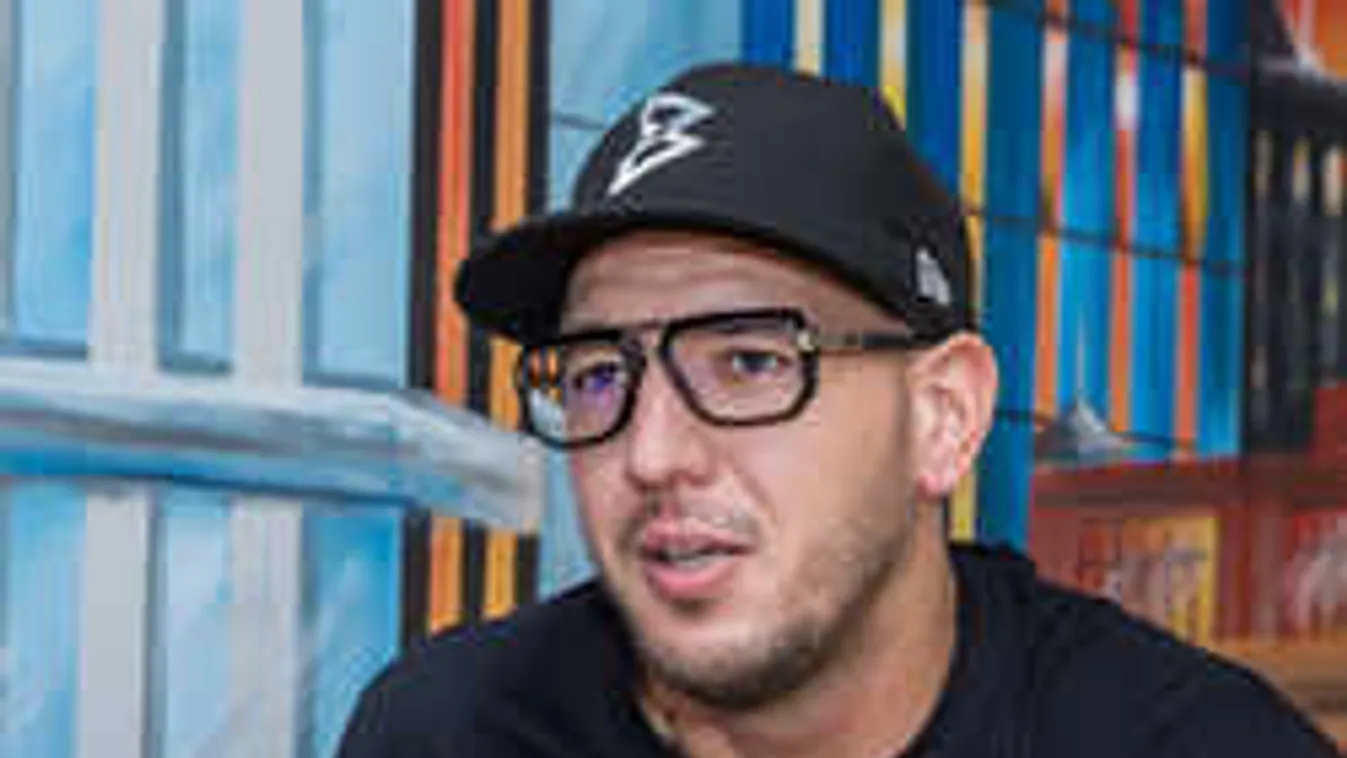 Itt a teljes sztori: ez a sztár ült Curtis mellett a balesetnél