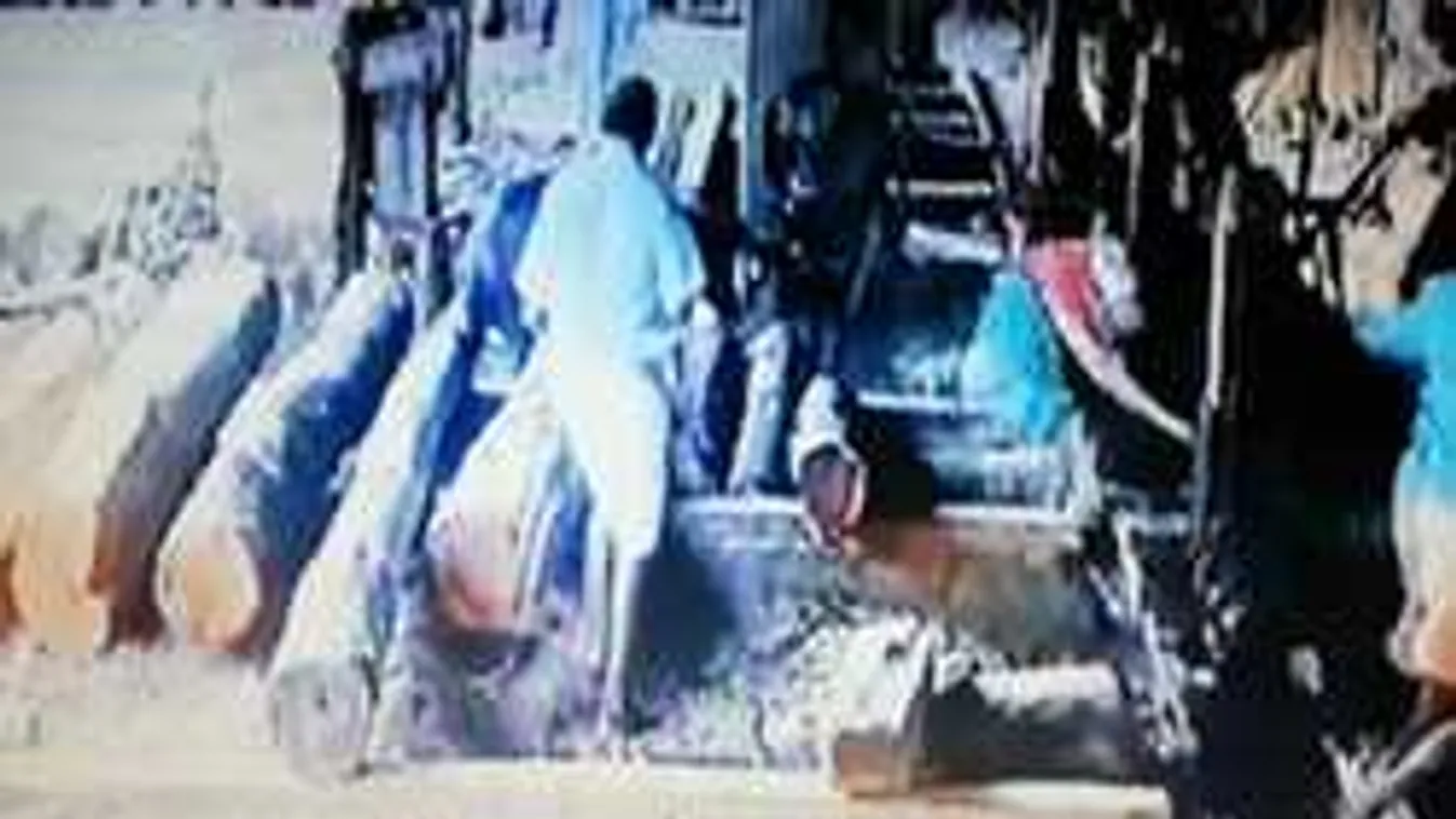 Dermesztő: saját, levágott karja után rohant a férfi - VIDEÓ