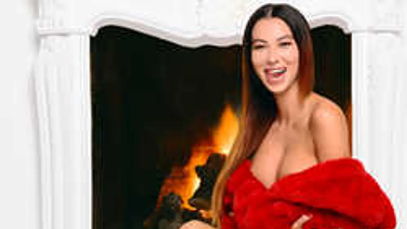 Habos fürdőben játszadozik csodás melleivel a szexi tengerészlány