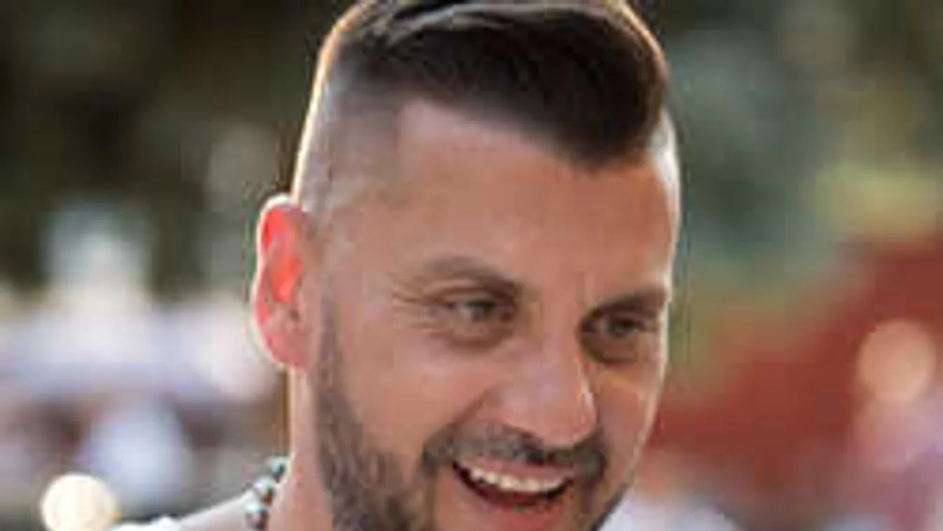 Óriási örömhír: 44 évesen nagypapa lesz a magyar sztárénekes