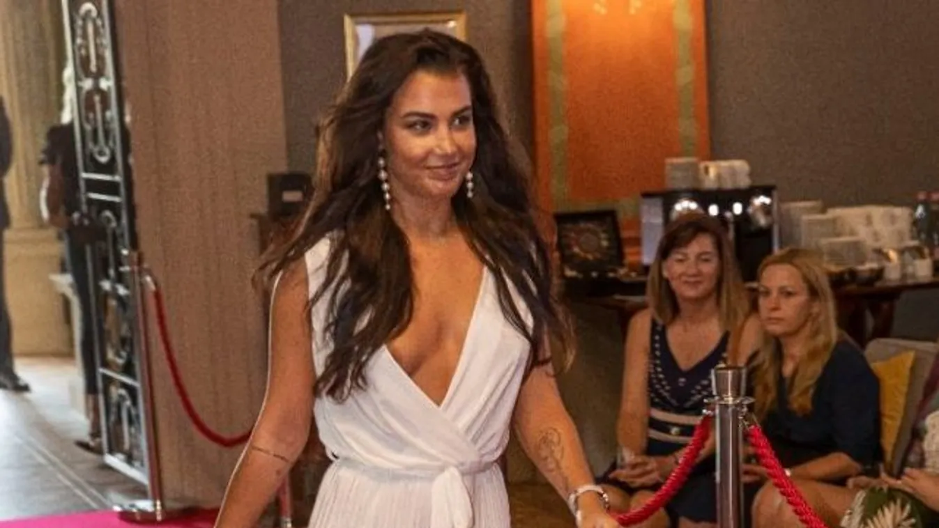 Ismét kikezdték: Falatnyi bugyiban vonaglik Tóth Andi