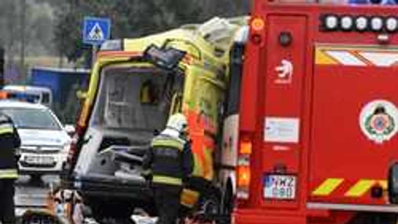 Busz és mentő ütközött Szolnoknál, 2 halott és rengeteg sérült van!