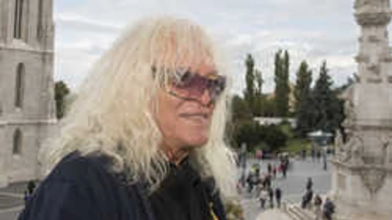 Becsapódott a  földbe Kóbor Jánosék repülője