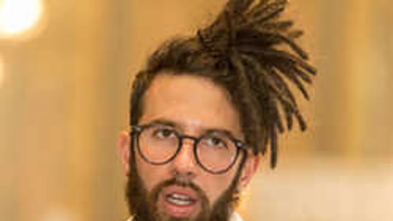 +18-as fotó: kolbászával sokkolta a rajongókat a magyar sztárénekes