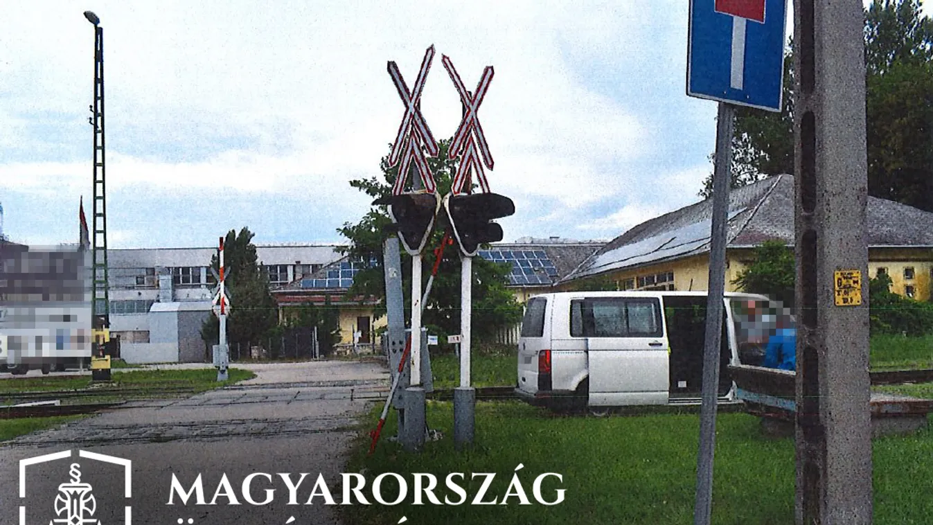 Nem sokon múlt a tragédia: tolatva hajtott a sínekre egy férfi – Fotók