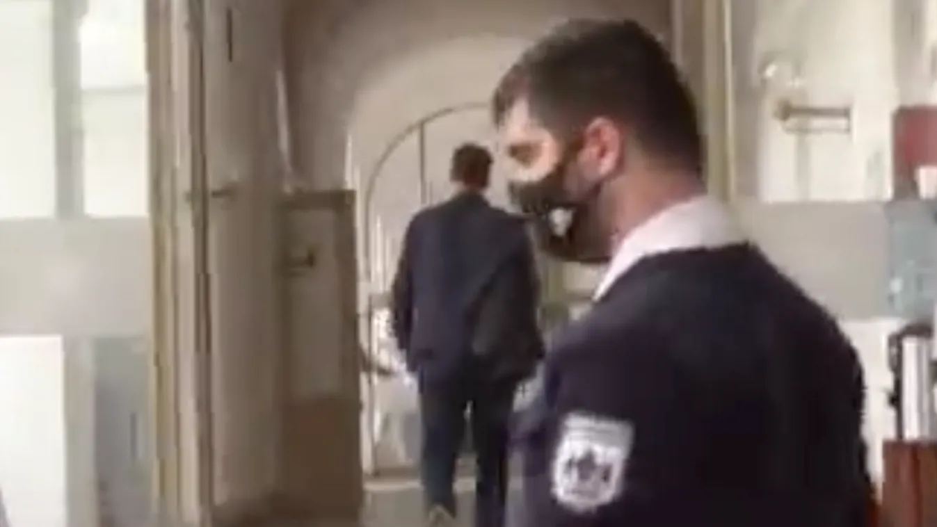 Angolul próbálták kérdezni a főpolgármestert, elfutott a stáb elől