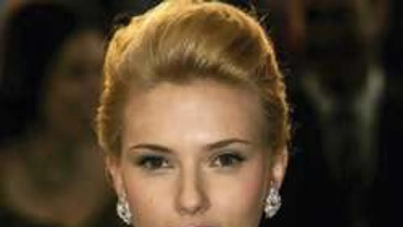 Hoppá: kibuggyantak a ruhájából az amerikai színésznő hatalmas mellei