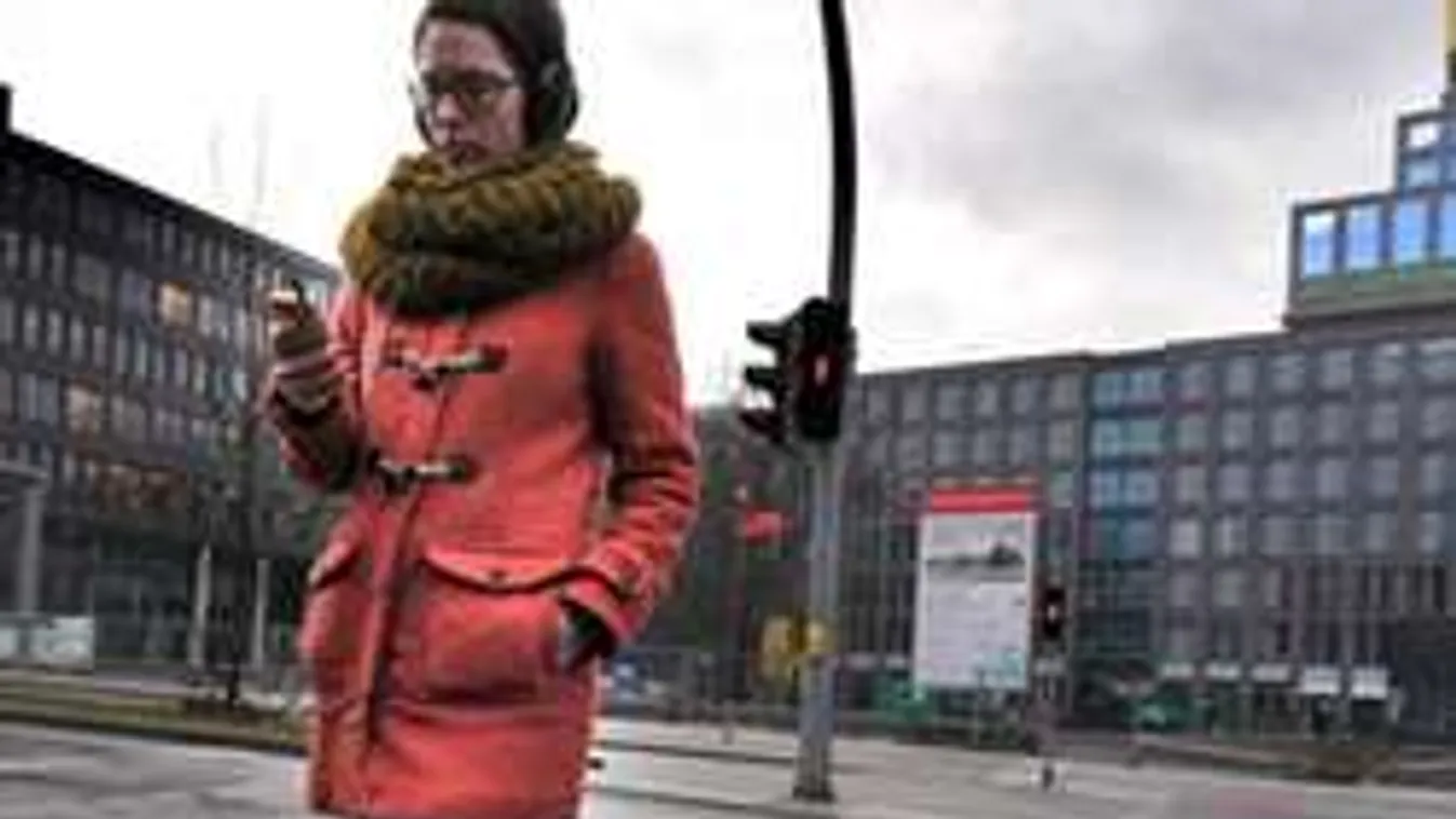 Elképesztő: tilos lesz gyalogosként mobilozni?