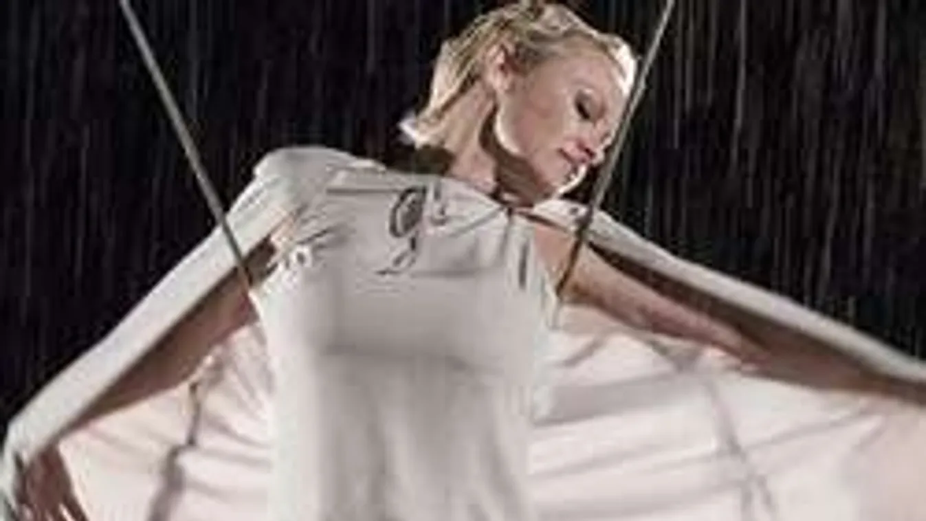 49 évesen megint ledobta a textilt Pamela Anderson