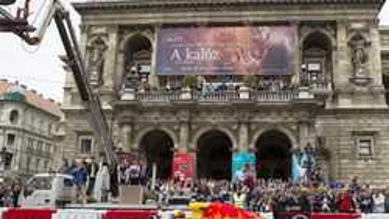 Énekelve autózott Budapesten a Forma-1 klasszisa