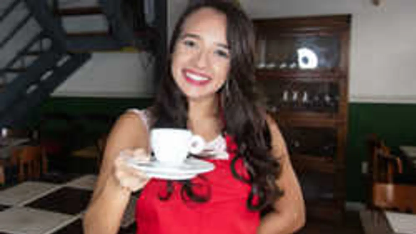 Felrobbantotta a netet az olasz pincérnő, imádják a férfiak!