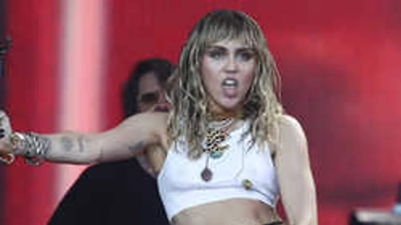 Begerjedt a tömeg: a közönség előtt fogdosta magát Miley Cyrus