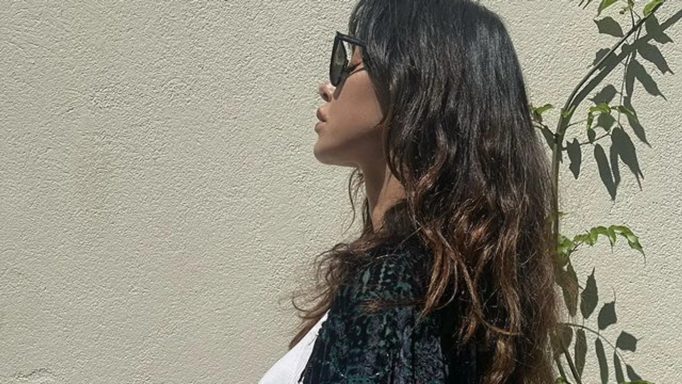 Meztelenül fetreng az ágyban a vad éjszaka után a nádszáltestű énekesnő