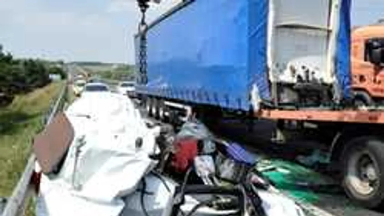 Megrázó képek érkeztek az M1-esről: felismerhetetlenségig roncsolódott az autó