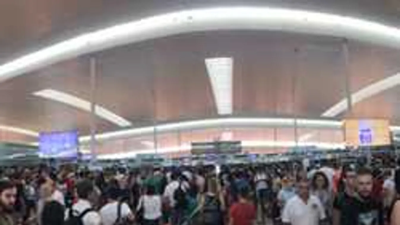 Teljes a káosz a repülőtéren, 4 órát kell sorban állni