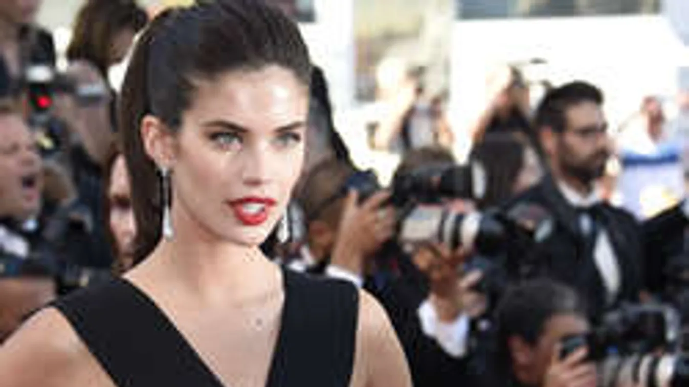 Ledobta a bugyit, pucéran fetreng az érzéki szépség