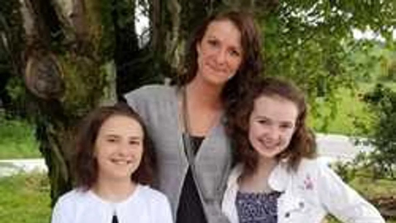 Megható módon segíti iskoláját a két kislány