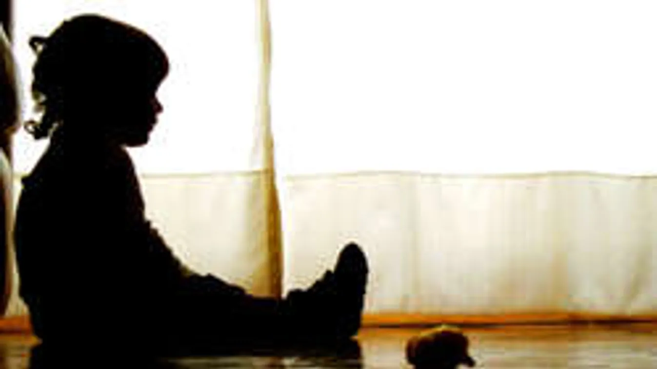 Két kisgyerekkel játszott papás-mamást a nevelőapa - megszólalt az anya!