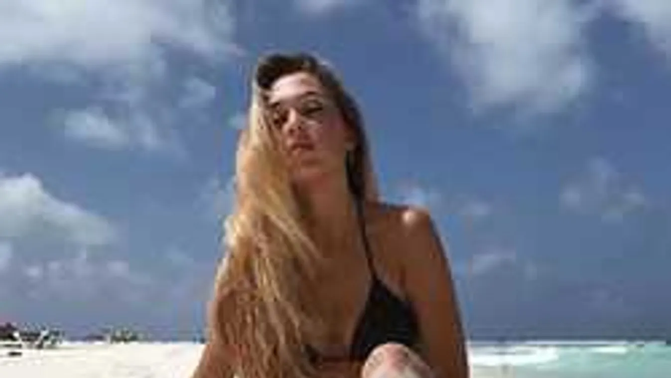Se bugyi, se más: a tengernél nudizik a sztárfocista dögös barátnője