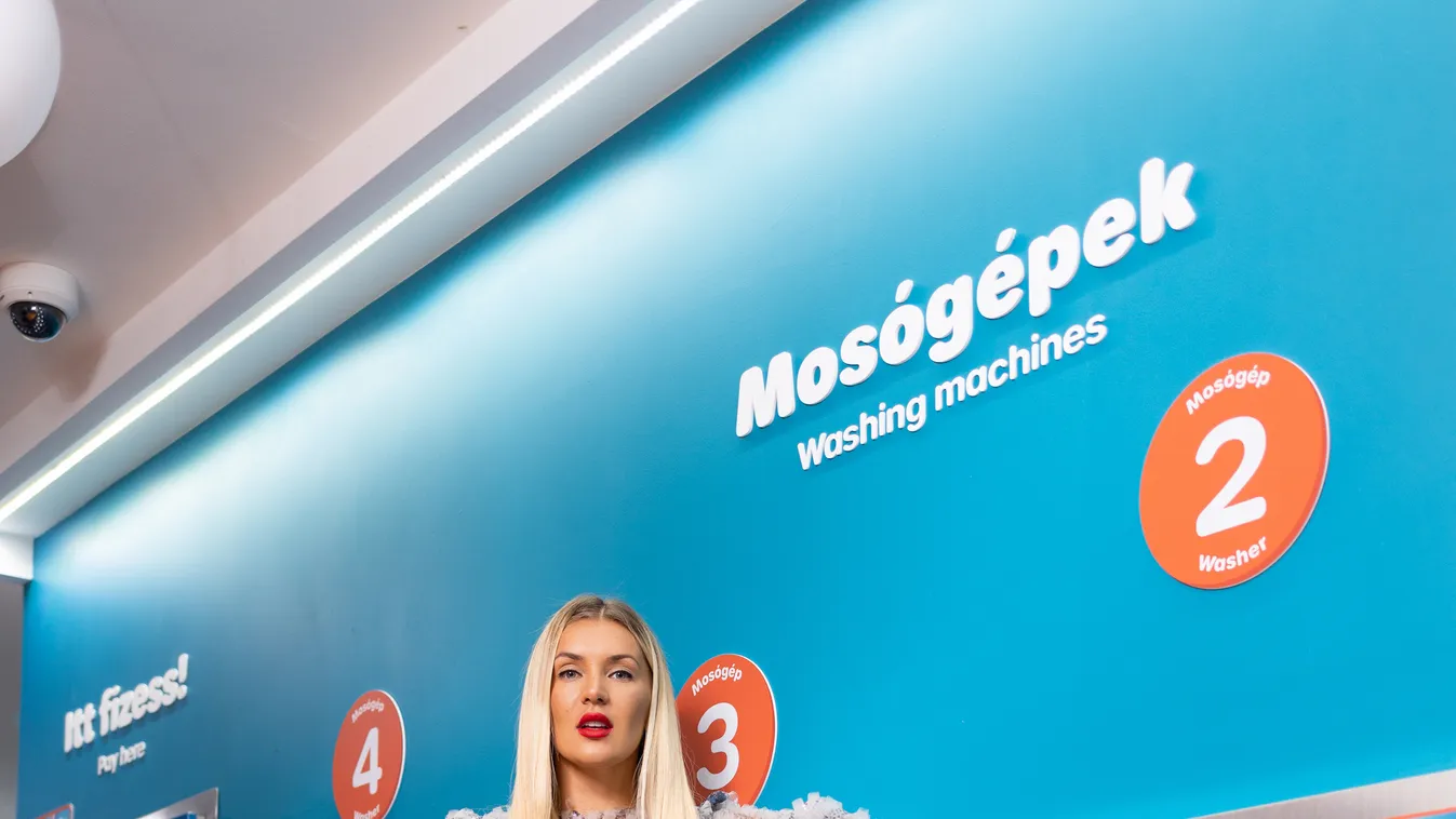 Ledobta a textilt, fehérneműre vetkőzött Hódi Pamela