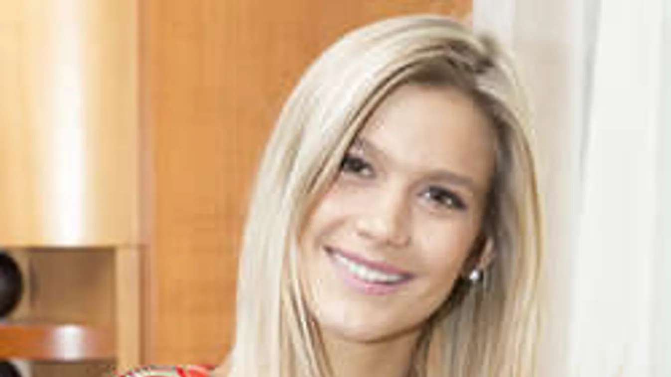 Képtelenek betelni a netezők a magyar szépségkirálynő szexi képével