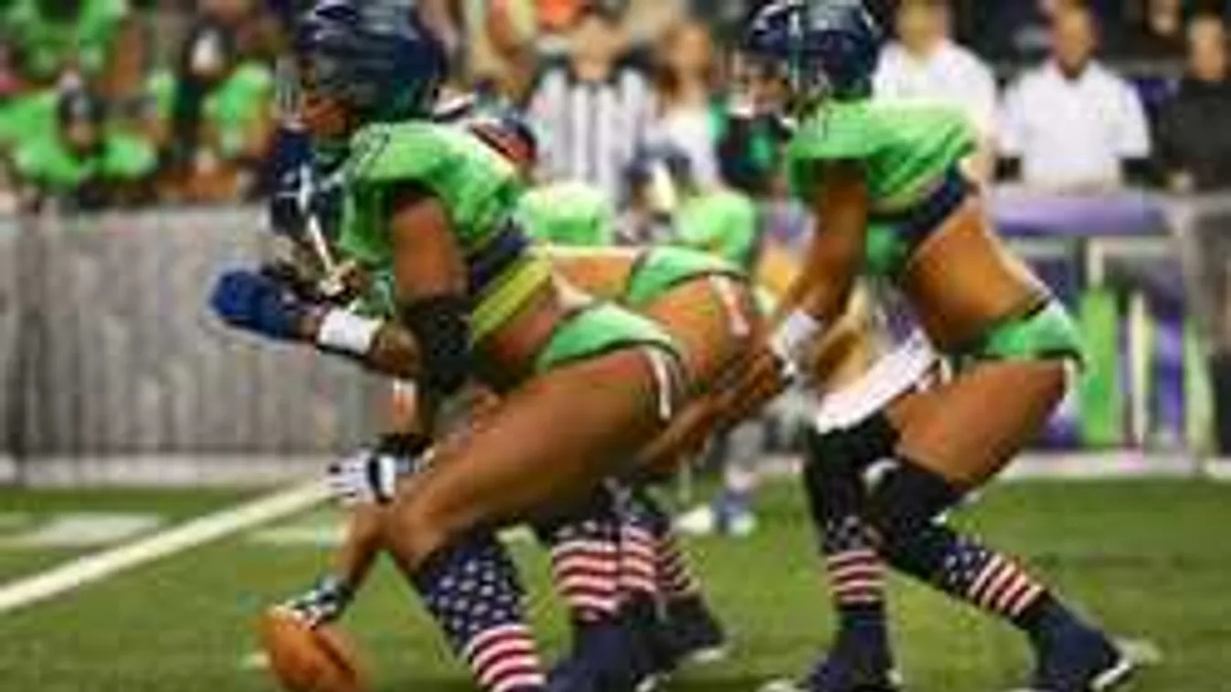 Dagad a botrány: Durván egymásnak feszültek a bikinis focistanők