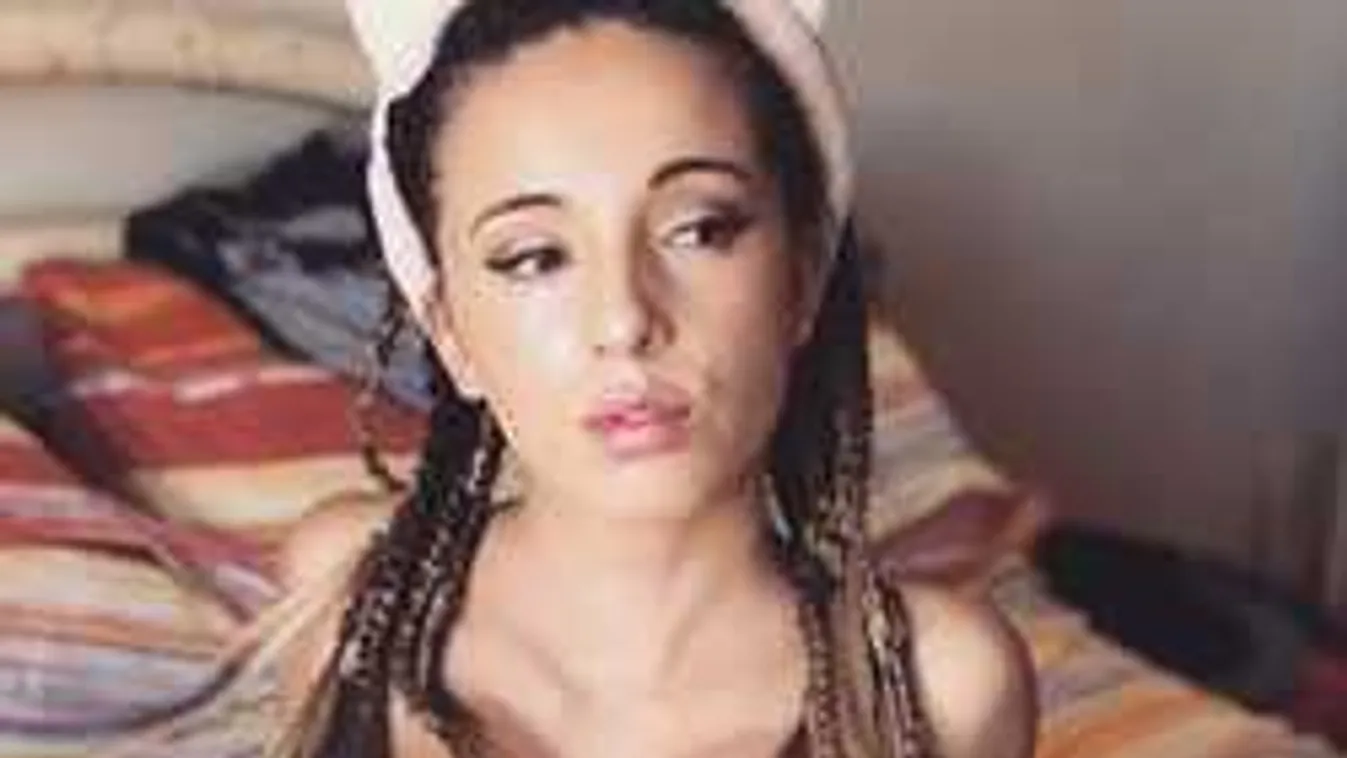 Se bugyi, se más: kitárulkozott a gigamellű videós lány