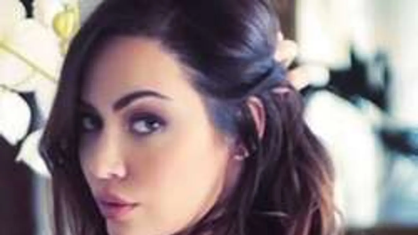 Hátborzongató szelfivel sokkol a hatalmas mellű magyar Playmate