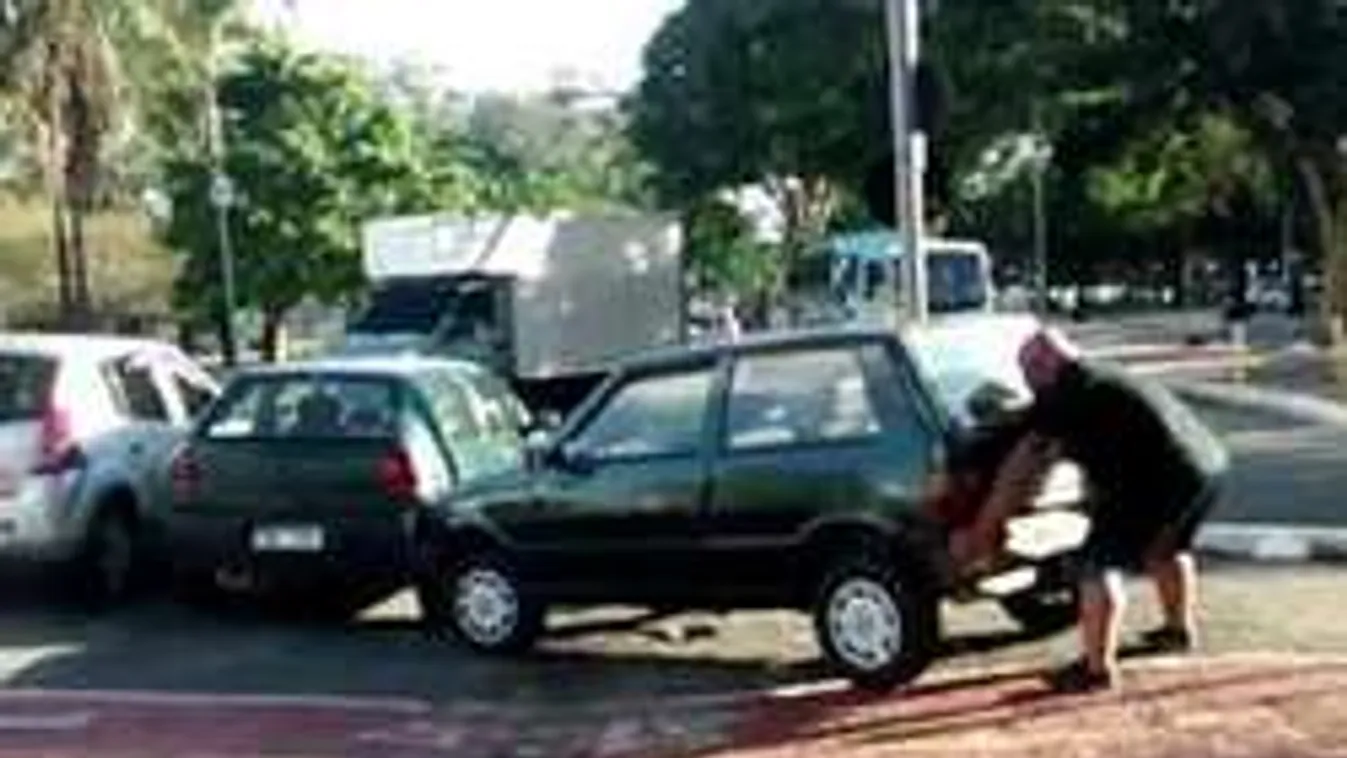 Két kézzel tette odébb a tilosban parkoló autót a bringás