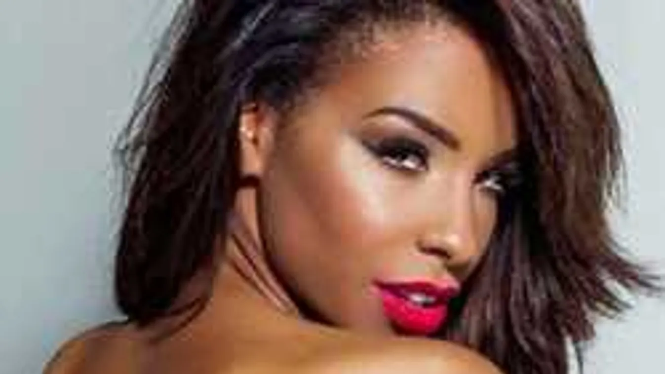 Különös kihívás terjed a sztárok között, a magyar modell is csatlakozott