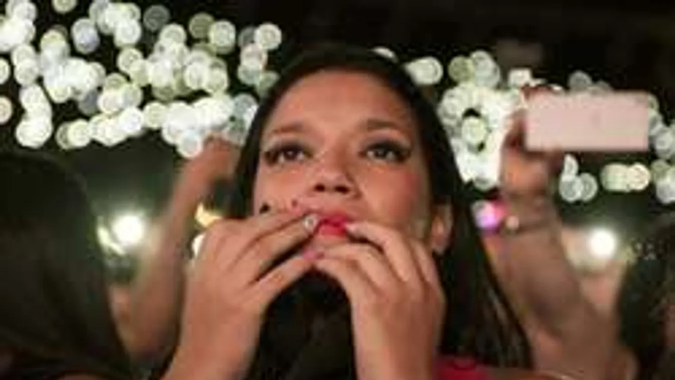 Cicivel tippel a meccsekre a szexi modell - videó