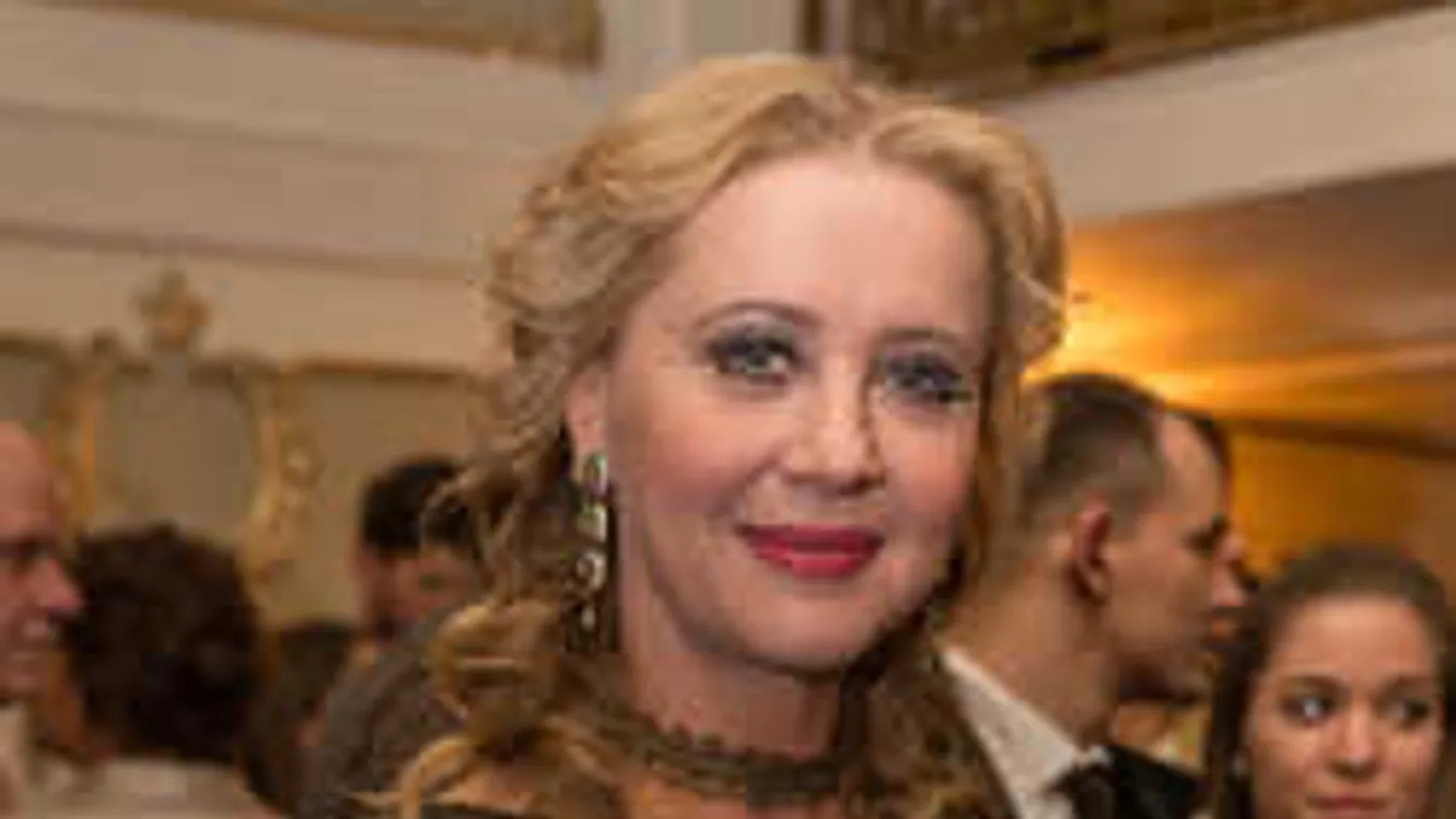 Félmeztelen férfi ölelgette Eszenyi Enikőt a koncert után